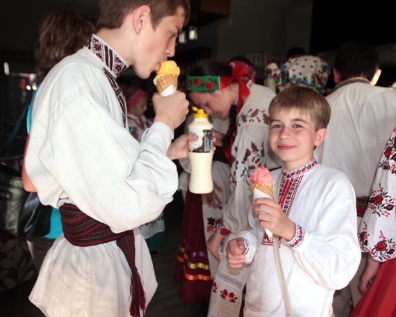 Zesp Folklorystyczny „Perlynka” gra, taczy i piewa na kamieskich boniach