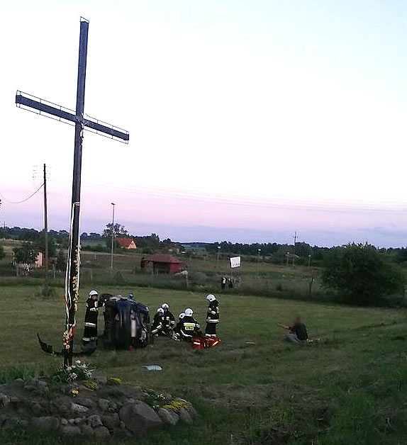 Renault dachowao pod Zastaniem! W samochodzie znajdowaa si kobieta i mczyzna, od ktrych czu byo wo alkoholu!