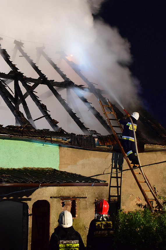 W Dargobdzu pono pomieszczenie gospodarcze. Ogie gasio 6 zastpw stray!