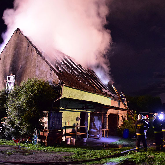 W Dargobdzu pono pomieszczenie gospodarcze. Ogie gasio 6 zastpw stray!