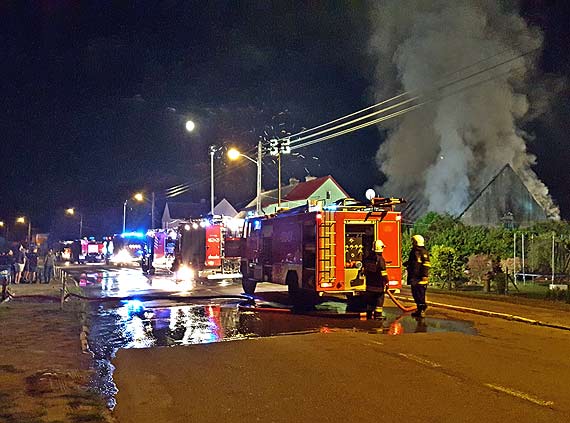 W Dargobdzu pono pomieszczenie gospodarcze. Ogie gasio 6 zastpw stray!