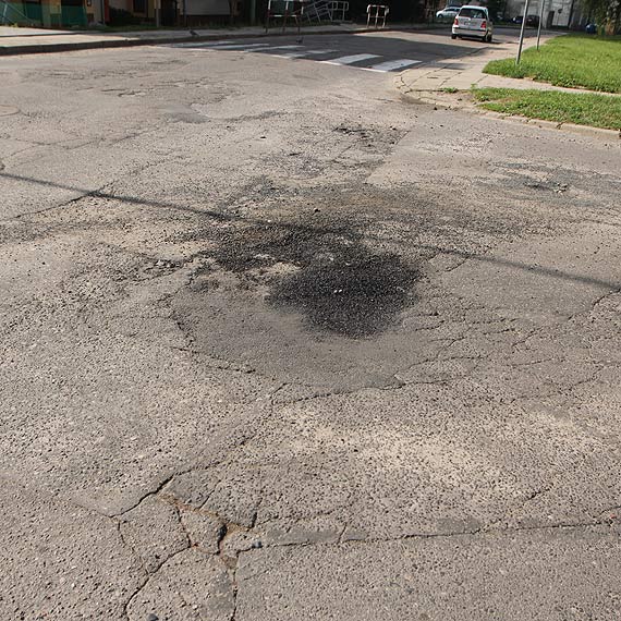 Czy w Kamieniu Pomorskim, w powiecie kamieskim nie ma nikogo kto potrafi naprawia drogi?