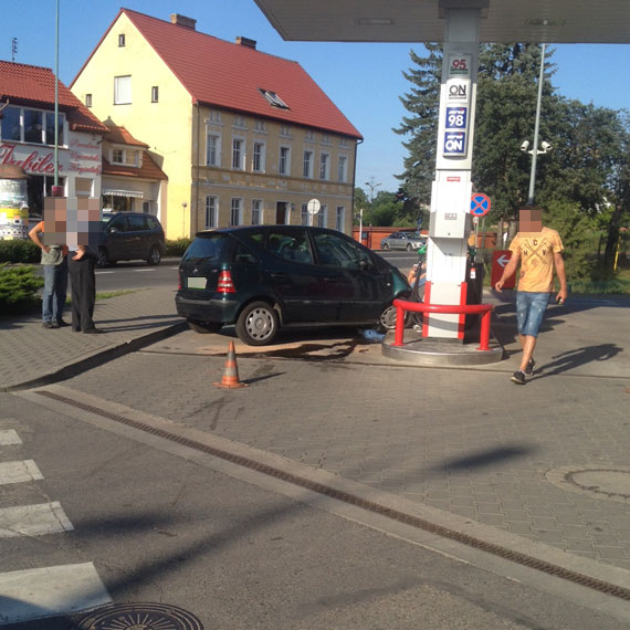 Kierowca mercedesa zasn za kierownic  i wjecha w stacj benzynow! 
