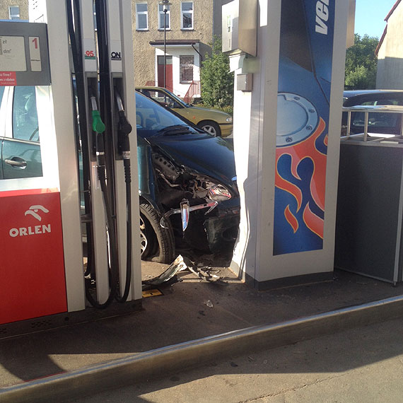 Kierowca mercedesa zasn za kierownic  i wjecha w stacj benzynow! 