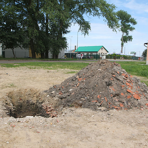 O krok od tragedii w Kamieniu Pomorskim. 11- chopiec wpad do gbokiego dou z wod i zacz si topi!