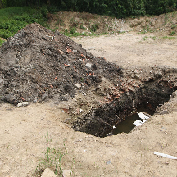 O krok od tragedii w Kamieniu Pomorskim. 11- chłopiec wpadł do głębokiego dołu z wodą i zaczął się topić!
