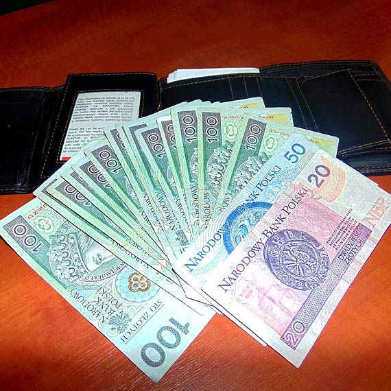 Znalaz portfel peen pienidzy, przyszed z nim na Policj