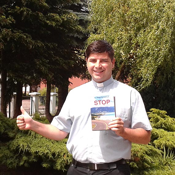 Ksiądz, autostop i książka o tym, jak szukać Boga. Tomasz Romantowski o swoim dzienniku z podróży rekolekcyjnej