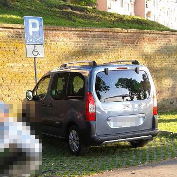 Mistrz kierownicy zaparkowa na miejscu dla niepenosprawnych!