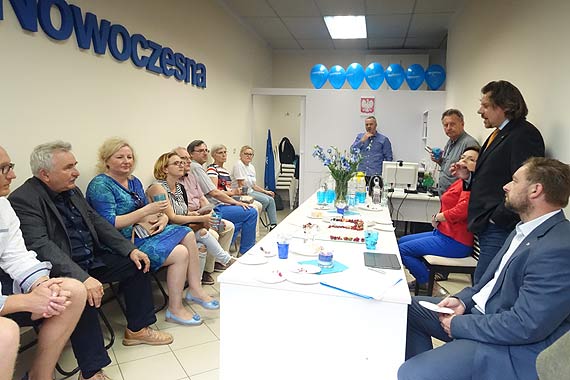 Nowoczesna Ryszarda Petru otworzy�a biuro poselskie w �winouj�ciu