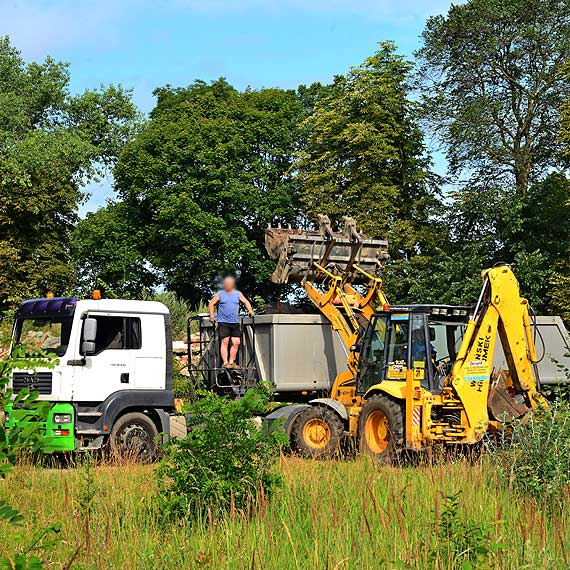 W Lubinie wielkie porządki. Z terenu po byłym PTTK-u zniknęły niebezpieczne odpady