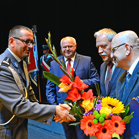Policjanci świętowali w Międzyzdrojach. Wręczono odznaczenia i awanse. Zobacz zdjęcia!