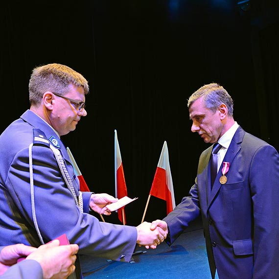 Policjanci świętowali w Międzyzdrojach. Wręczono odznaczenia i awanse. Zobacz zdjęcia!