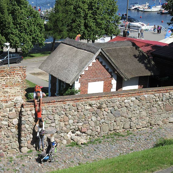 Jak bezmylni rodzice postanowili zaznajomi dzieci z zabytkowymi murami...