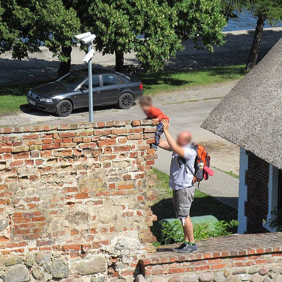 Jak bezmylni rodzice postanowili zaznajomi dzieci z zabytkowymi murami...