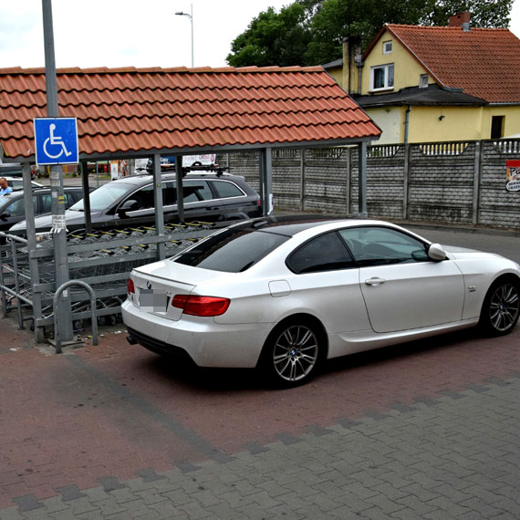 Mieszkaniec: Cwaniak z BMW bezprawnie zaj miejsce dla niepenosprawnych, a inwalida musia szuka miejsca gdzie indziej! 