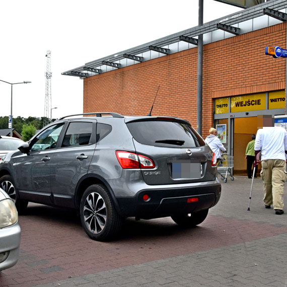 Mieszkaniec: Cwaniak z BMW bezprawnie zaj miejsce dla niepenosprawnych, a inwalida musia szuka miejsca gdzie indziej! 