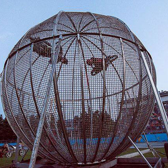 Jazda samochodem na dwch koach, Globus mierci, strza do samochodu z bazooki, poncy czowiek miadenie samochodw Monster Truckiem to wszystko ju 24 lipca w Kamieniu Pomorskim