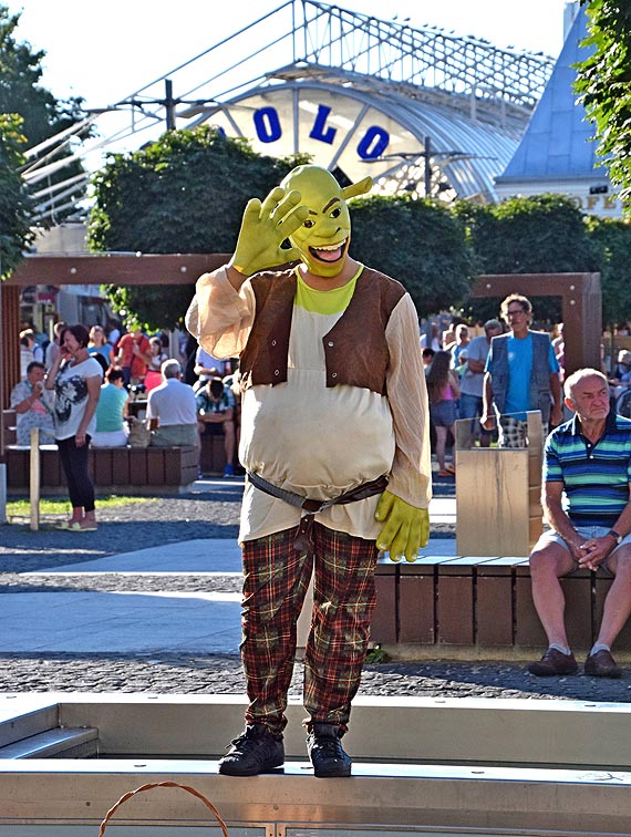 Gdy pirat spotka Shreka, nawet kosa im nie straszna, czyli rnoci na midzyzdrojskiej promenadzie