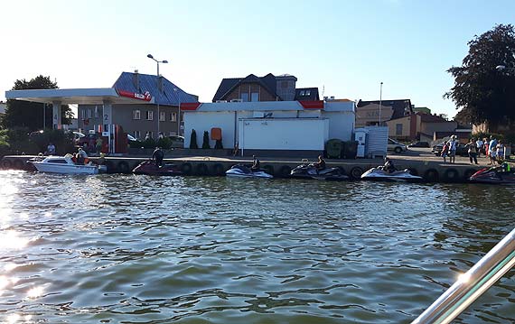 Sezon w peni - kolejki na ldzie i na wodzie...