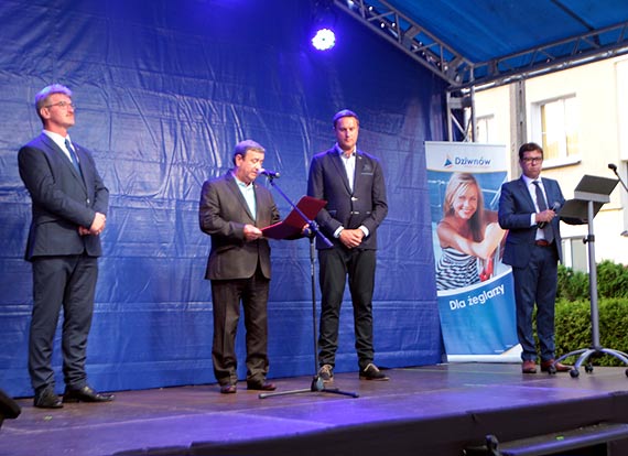 Mociarz Szymon Zikowski odsoni setn replik medalu w Alei Gwiazd Sportu w Dziwnowie