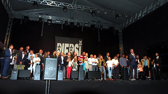 Mociarz Szymon Zikowski odsoni setn replik medalu w Alei Gwiazd Sportu w Dziwnowie