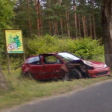 Porzucony wrak jest niebezpieczny dla kierowc�w