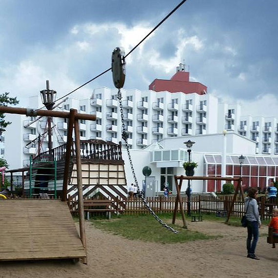 Obraz ndzy i rozpaczy na midzyzdrojskim placu zabaw. Uszkodzone urzdzenia nie zachcaj do zabaw