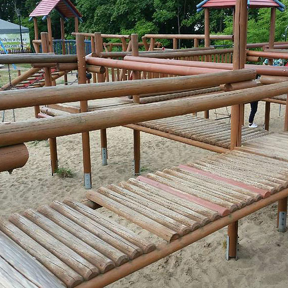 Obraz ndzy i rozpaczy na midzyzdrojskim placu zabaw. Uszkodzone urzdzenia nie zachcaj do zabaw