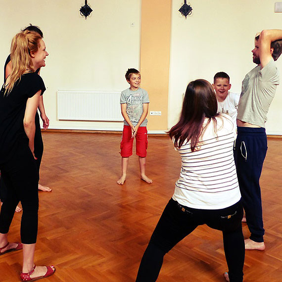 Zabawa w teatr na całego. Trwa młodzieżowy projekt: Teatralne Lato z GOKiS