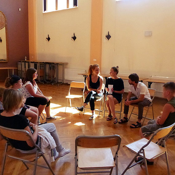 Zabawa w teatr na całego. Trwa młodzieżowy projekt: Teatralne Lato z GOKiS