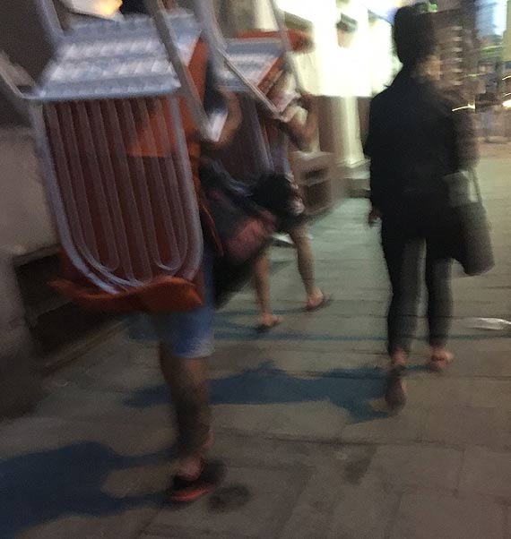 Poznajecie te krzesa? Janusze przestpstwa idc na pocig, chwalili si e je ukradli!