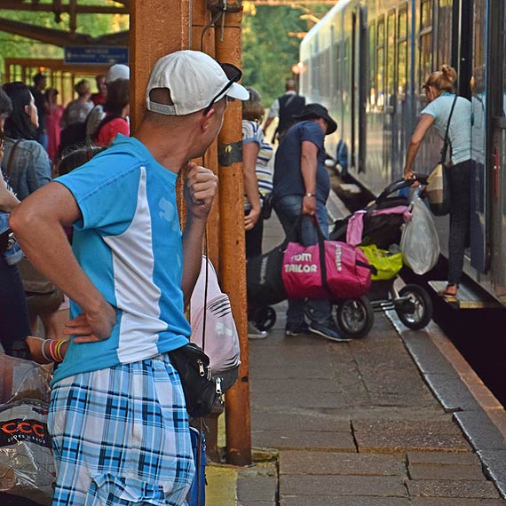 Zanim nadjedzie pociąg...Sceny z międzyzdrojskiego dworca: tłok, rozkładane krzesełka, woń tawerny i oczekujący w tłumie poseł