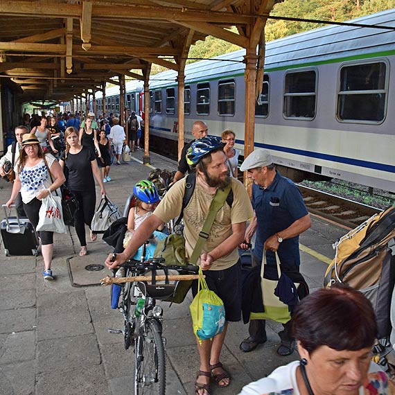 Zanim nadjedzie pociąg...Sceny z międzyzdrojskiego dworca: tłok, rozkładane krzesełka, woń tawerny i oczekujący w tłumie poseł