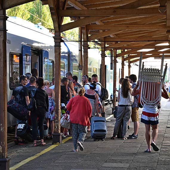 Zanim nadjedzie pociąg...Sceny z międzyzdrojskiego dworca: tłok, rozkładane krzesełka, woń tawerny i oczekujący w tłumie poseł