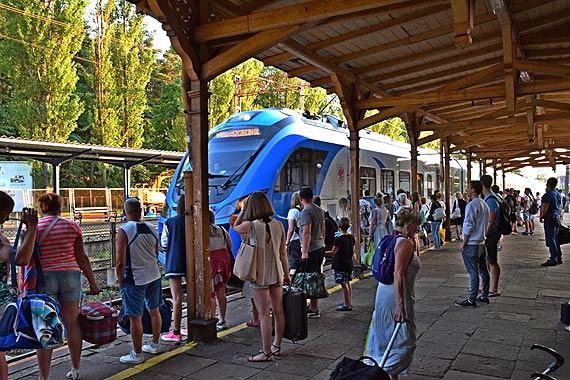 Zanim nadjedzie pociąg...Sceny z międzyzdrojskiego dworca: tłok, rozkładane krzesełka, woń tawerny i oczekujący w tłumie poseł