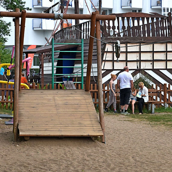 Sekretarz gminy Midzyzdroje o placu zabaw: Pkaj spryny, bo razem z dziemi w wagonikach siadaj doroli i si bujaj