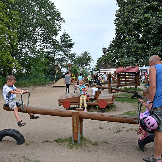 Sekretarz gminy Midzyzdroje o placu zabaw: Pkaj spryny, bo razem z dziemi w wagonikach siadaj doroli i si bujaj