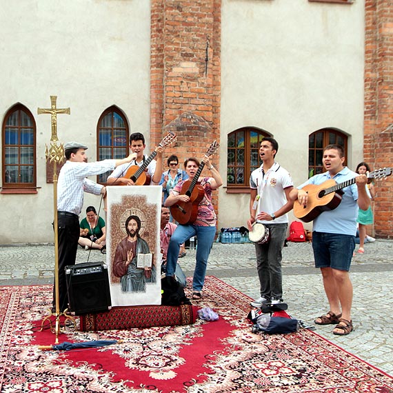 W drodze na wiatowe Dni Modziey zawitali do Kamienia