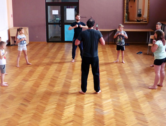 Zabawa w teatr na caego. Trwa modzieowy projekt: Teatralne Lato z GOKiS