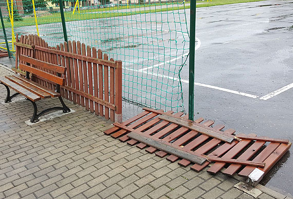 Czytelnik: Zdewastowany plac zabaw w Kamieniu Pomorskim zagraa zdrowiu dzieci