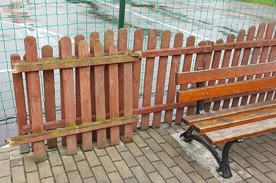 Czytelnik: Zdewastowany plac zabaw w Kamieniu Pomorskim zagraa zdrowiu dzieci