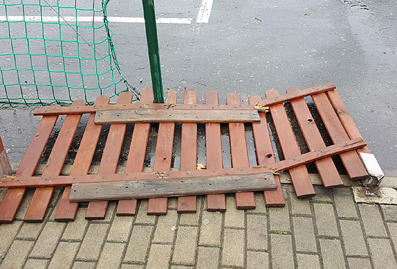 Czytelnik: Zdewastowany plac zabaw w Kamieniu Pomorskim zagraa zdrowiu dzieci