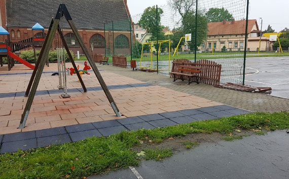 Czytelnik: Zdewastowany plac zabaw w Kamieniu Pomorskim zagraa zdrowiu dzieci