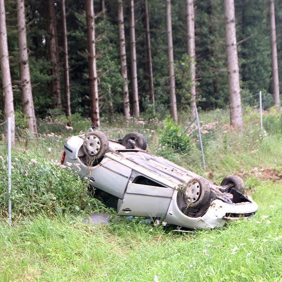 Na trójce dachowała osobówka. 1 osoba poszkodowana