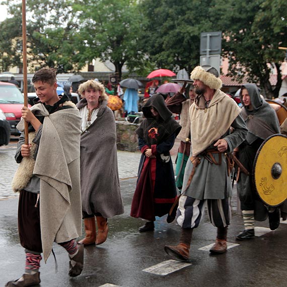 Nawet deszcz nie by w stanie przeszkodzi w otwarciu XXII Festiwalu Sowian i Wikingw w Wolinie