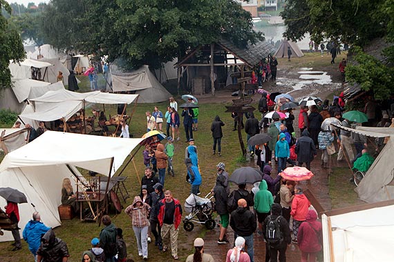 Nawet deszcz nie by w stanie przeszkodzi w otwarciu XXII Festiwalu Sowian i Wikingw w Wolinie