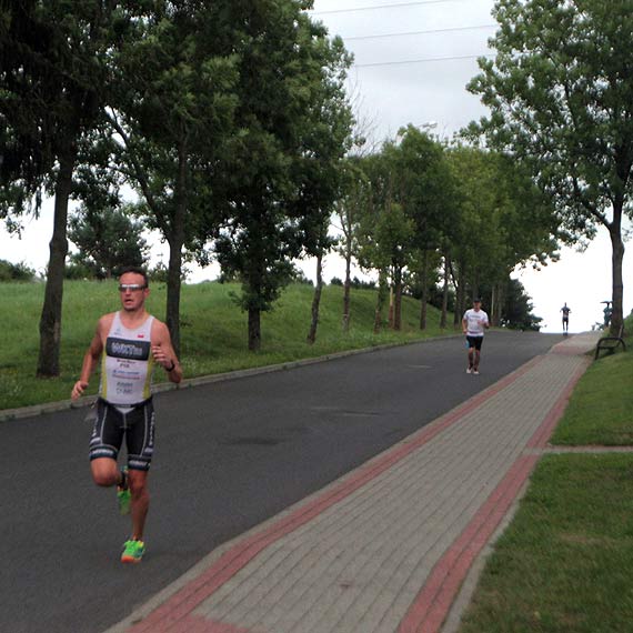 Zoty olimpijczyk Konrad Wasielewski w roli ratownika WOPR podczas VI Golczewskiego Triathlonu