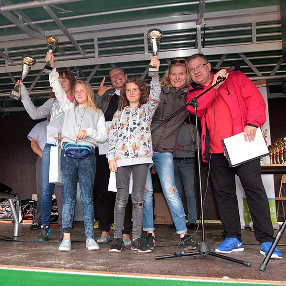 Zoty olimpijczyk Konrad Wasielewski w roli ratownika WOPR podczas VI Golczewskiego Triathlonu