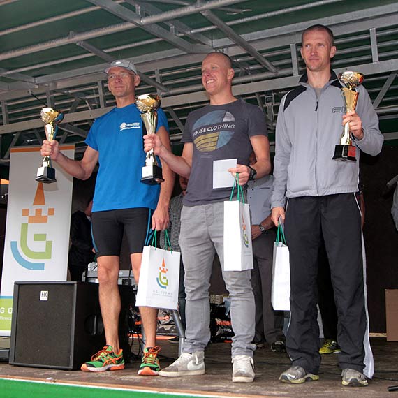 Zoty olimpijczyk Konrad Wasielewski w roli ratownika WOPR podczas VI Golczewskiego Triathlonu